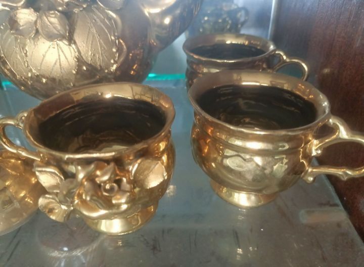 Продам золотой набор чайного сервиса.
