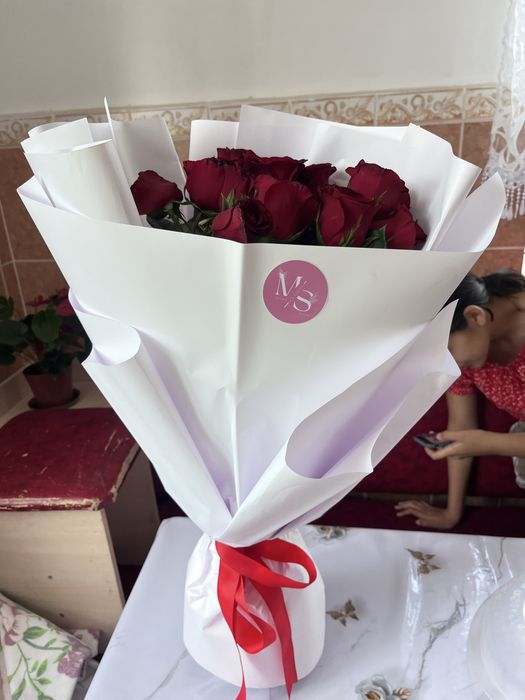 Красивый букет роз 16 штук