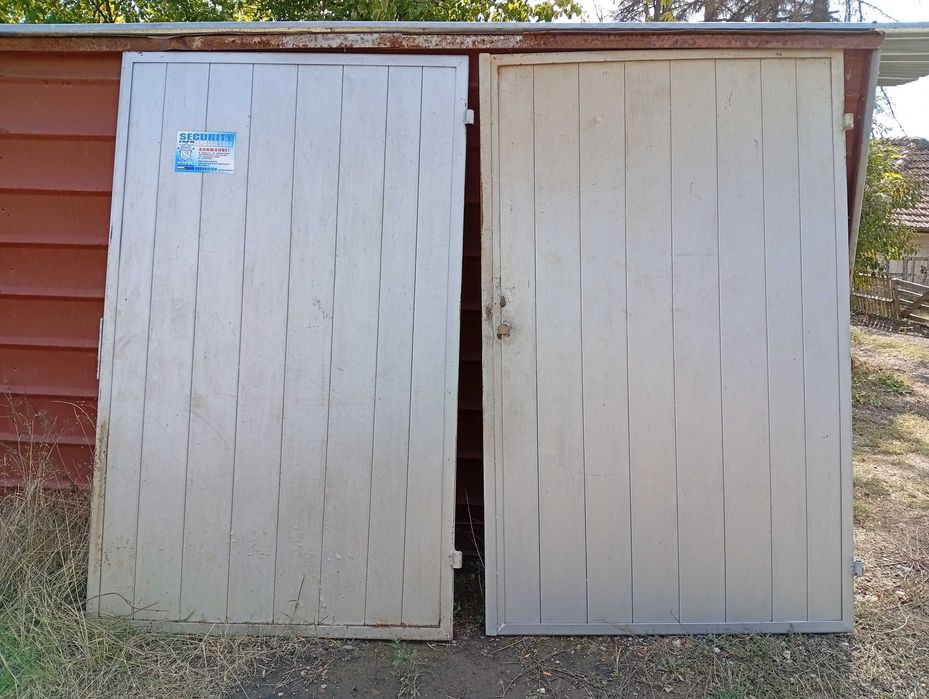 Желязна гаражна врата