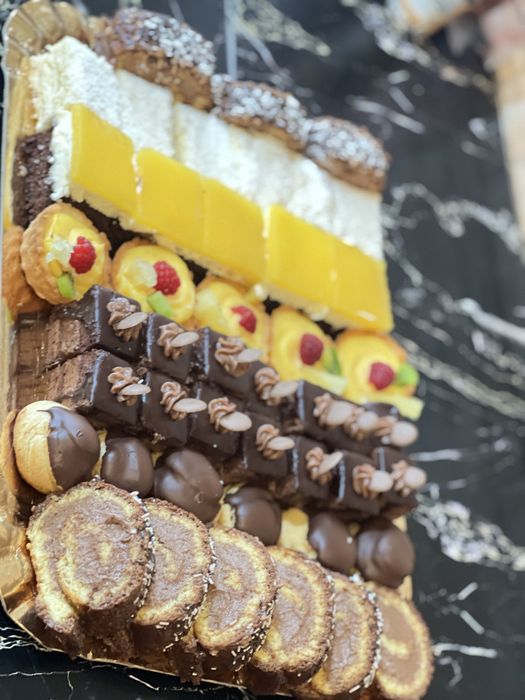 Platou de prajituri asortate