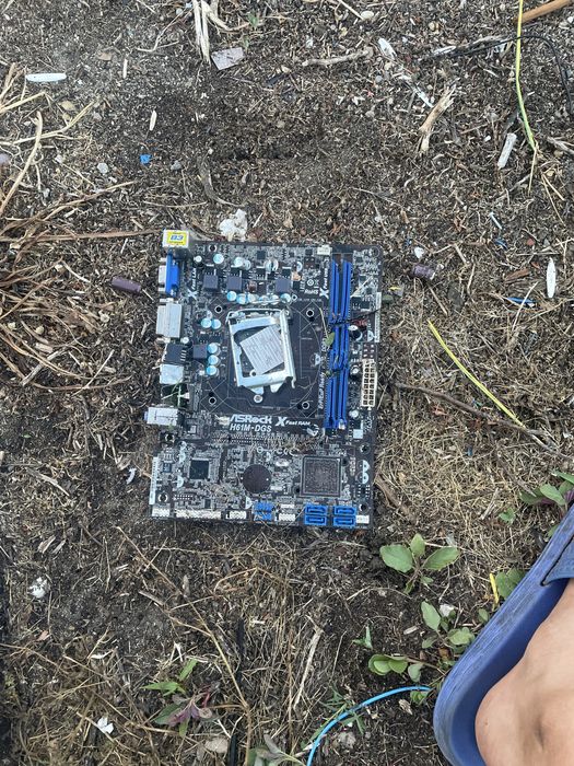 Placa de baza pc o mica zgaretura pe colt