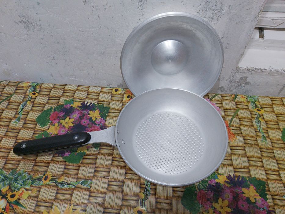 Продаётся сковородка с крышкой