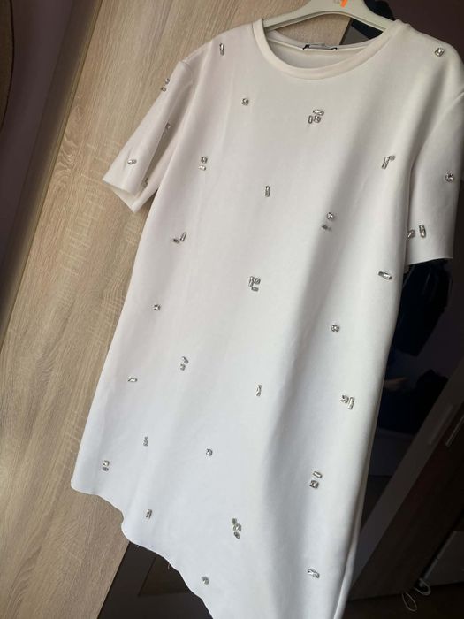Бяла рокля Zara с камъни
