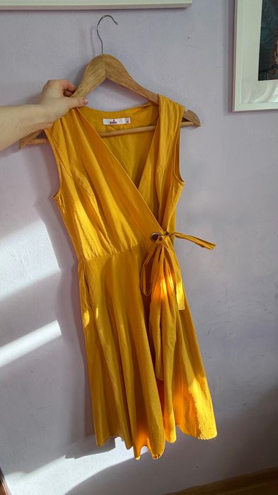 Жълта лятна рокля