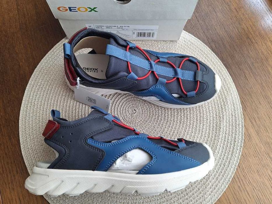 Сандали - чисто нови - на Geox, н. 37