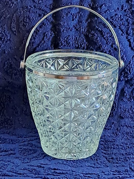 Продам хрустальную посуду.