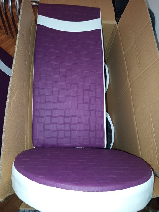 Vând 6 scaune noi.