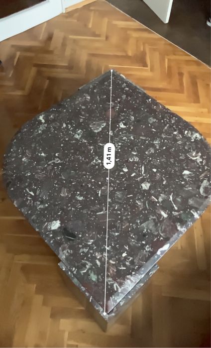 Холна маса от естествен камък