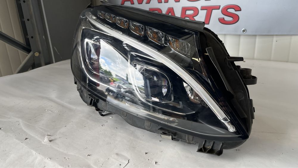Десен и ляв фар Mercedes C 205 (2014-2021)
