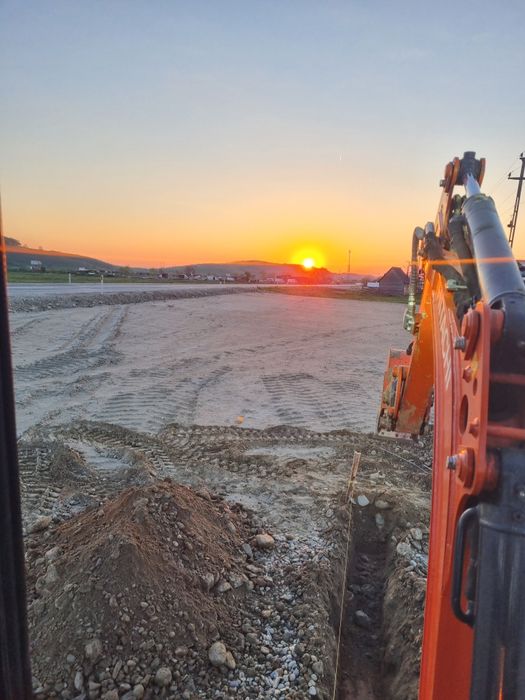 Firma executam: săpături, demolari, santuri, taluzari, fundații, miniexcavator