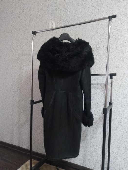 Зимнее пальто и дубленку.