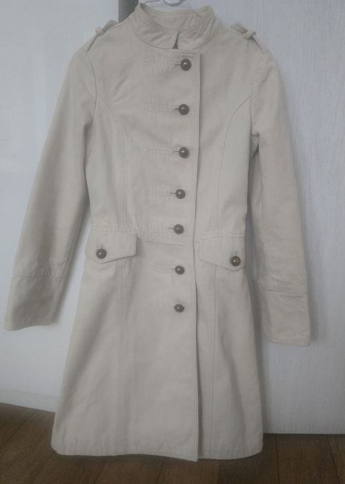 Палто, подчертаващо силуeта с асиметрични копчета