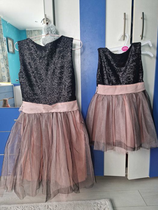 Еднакви рокли за момиче и майка ! Дамската рокля е размер s ,