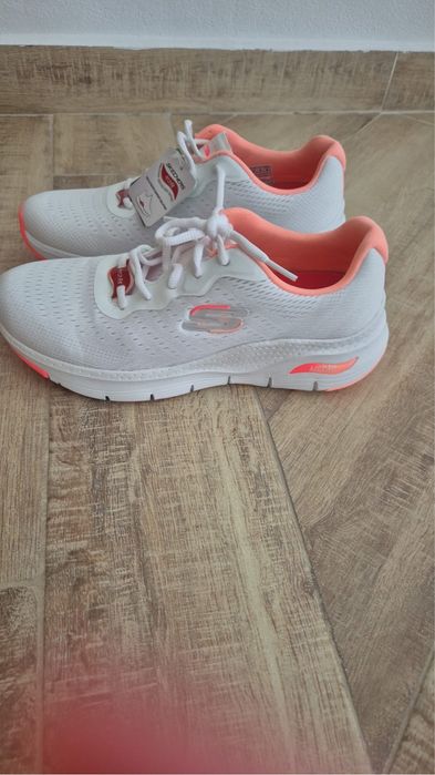 Adidasi skechers