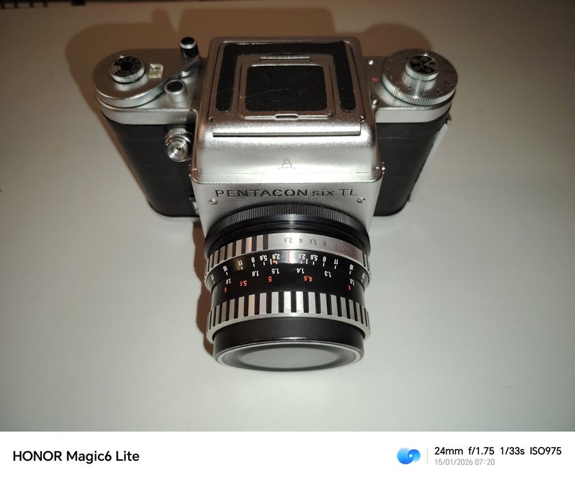Vând aparat foto PENTACON six TL