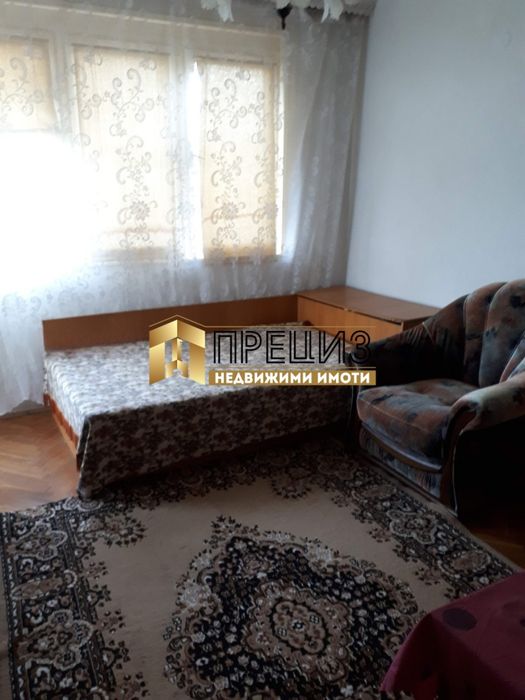 Продажба на 4-стаен апартамент в центъра на гр. Нови пазар - снимка 4