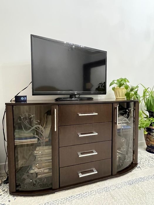 Деревянная тумба под телевизор