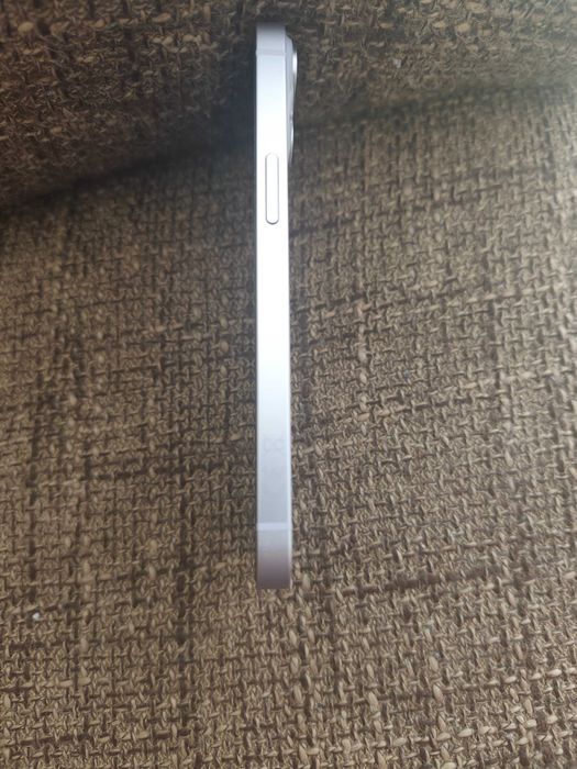 Продавам iPhone 14 в перфектно визуално и техническо състояние!
