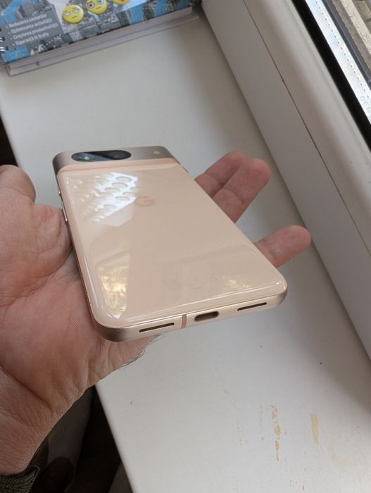 Google Pixel 8 roze sau gri