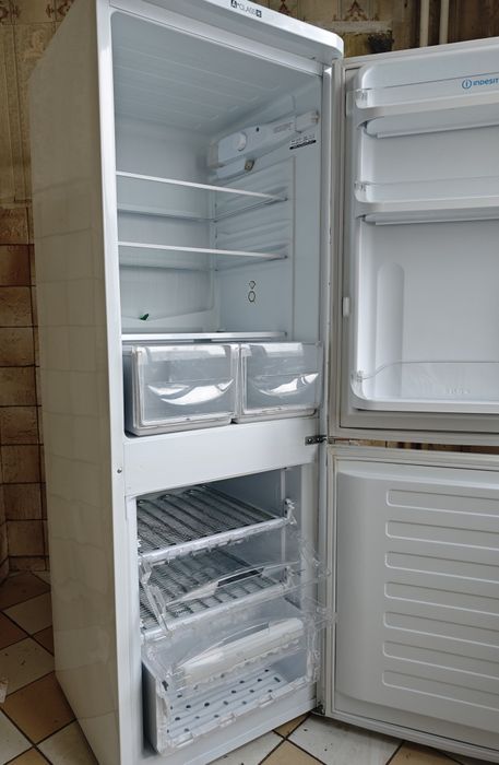 Хладилник с фризер Indesit NCAA 55 228л.