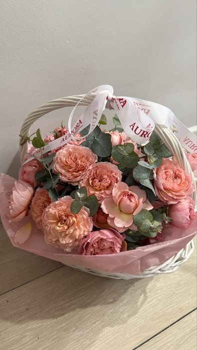 Свежие цветы с тортом