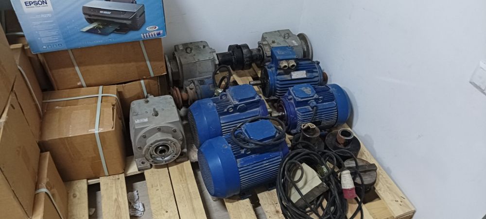 Всё что фото в наличии в складе  4 двигатель  3 фазный произ России.