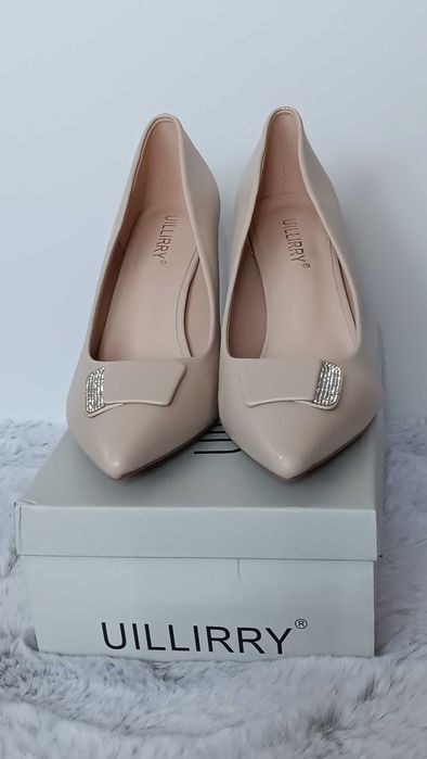 Стилни дамски обувки с висок ток в бежово