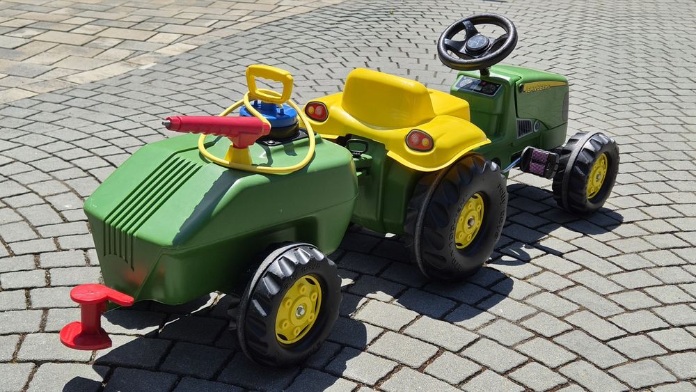 Детски трактор John Deere с педали и цистерна