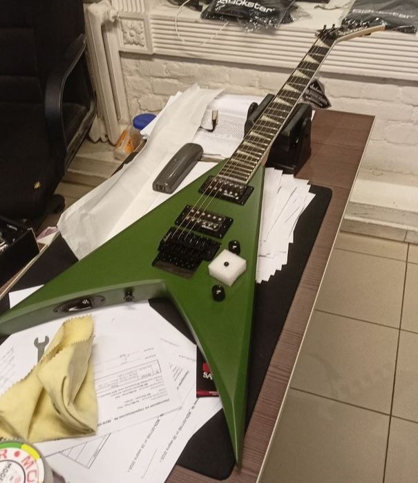 Электрогитара Jackson King V JS32 с оригинальным чехлом