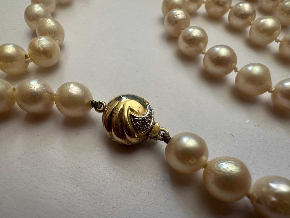 Colier din perle, cu închizătoare din aur decorată cu două diamante