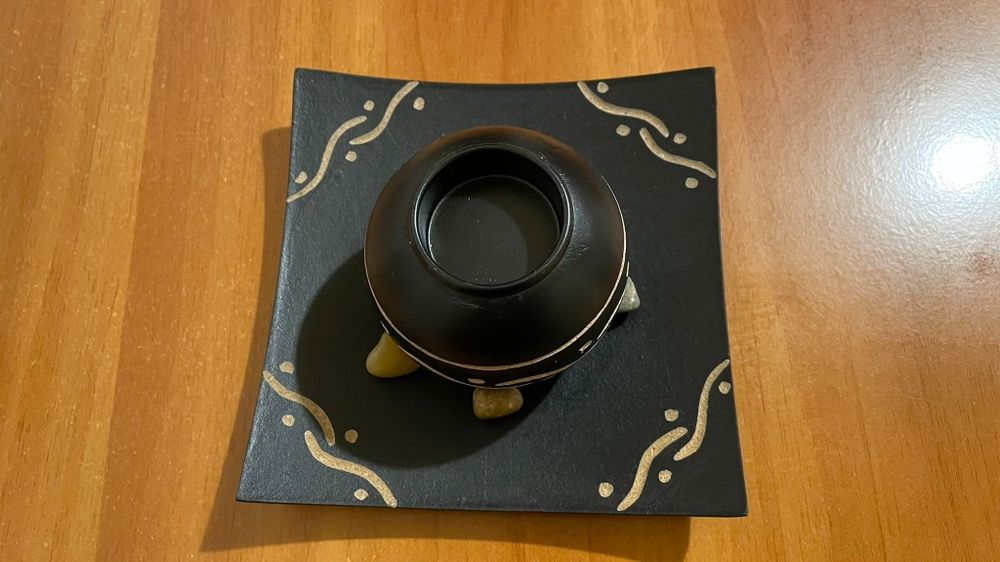 Decorațiune din lemn cu suport pentru candela