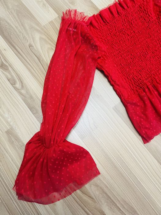 Top cu volane si umeri goi