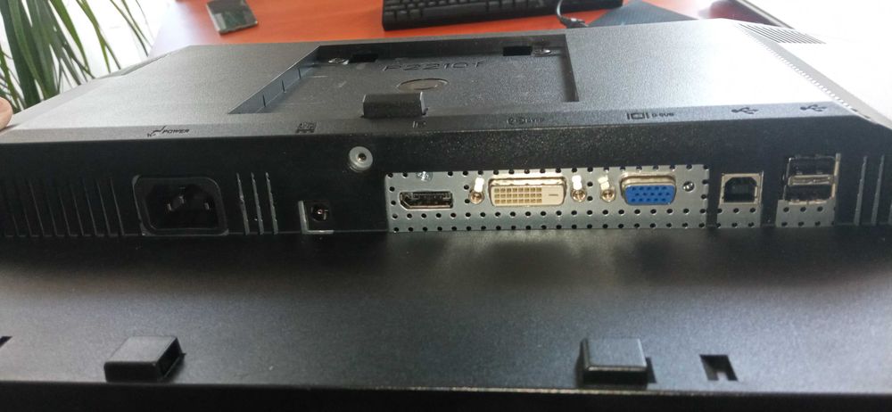 Монитори Dell P2210f - 22 инча