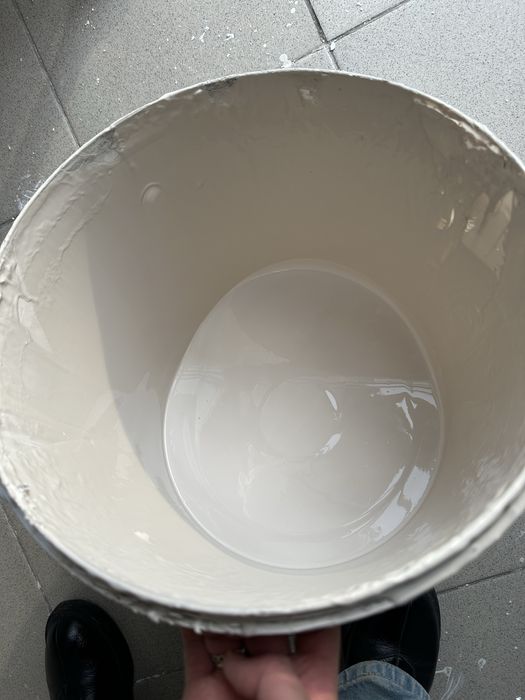 Краска свежая, моющаяся