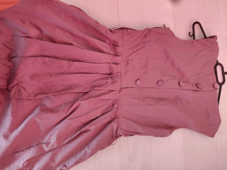 Рокля на марката H&M Нова