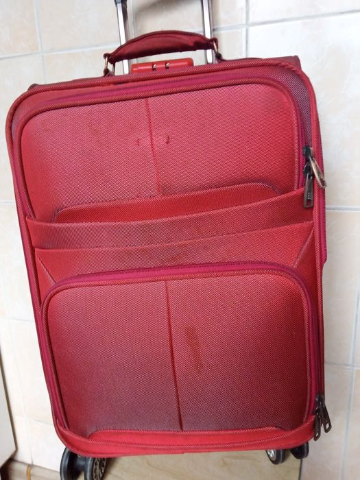 Продам чемодан среднего размера