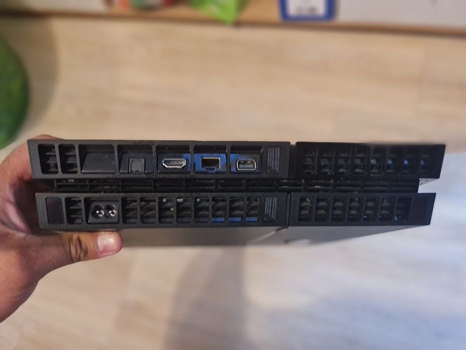 PS4 fat 500GB конзола в много добро състояние