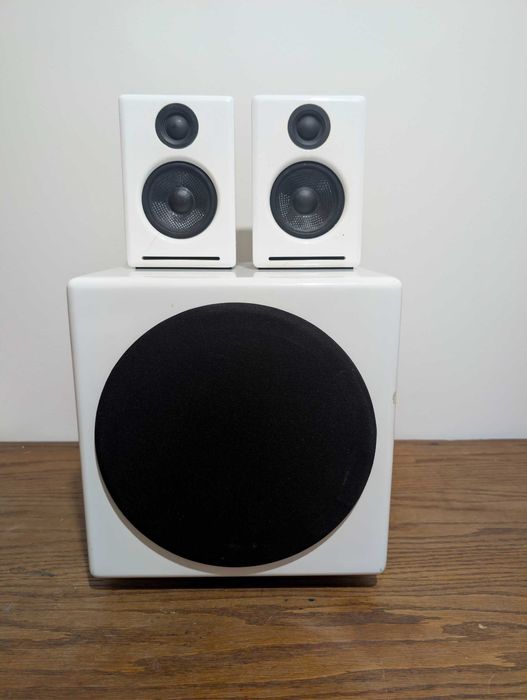 Sistem audio  cu monitoare AudioEngine 2+.  Plus bas de la Ar9on.