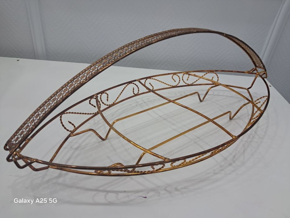 Золотые две вазы корзины.