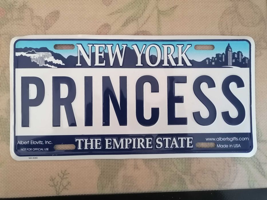 Plăcuță Auto Decorativă SUA "PRINCESS" – Cadou Majorat 18 Ani | Aluminiu Embosat Handmade  Cadoul care o face Regina Șoselelor la 18 ani!
