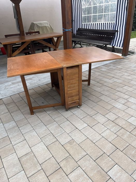 Pantofar si cuier si masa extensibila. Masa costa 50 lei