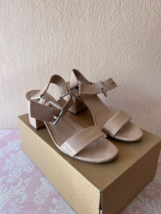 DKNY маркови сандали