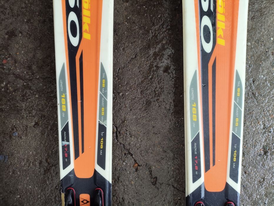 De vanzare 2 perechi de ski ,1 volki,2atomic