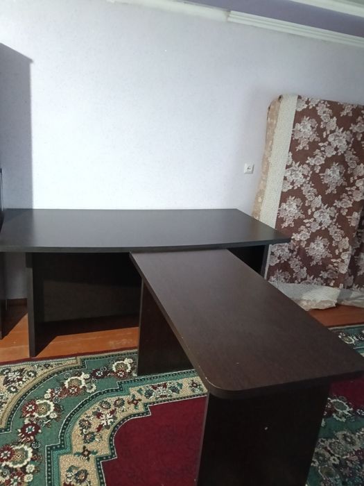 Ofisniy mebel deyarli yangi