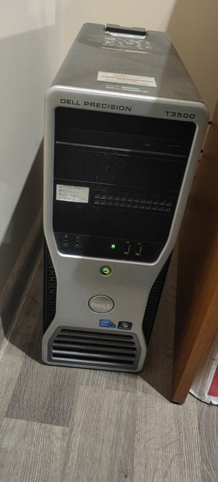 Компютър, монитор, мишка и клавиатура