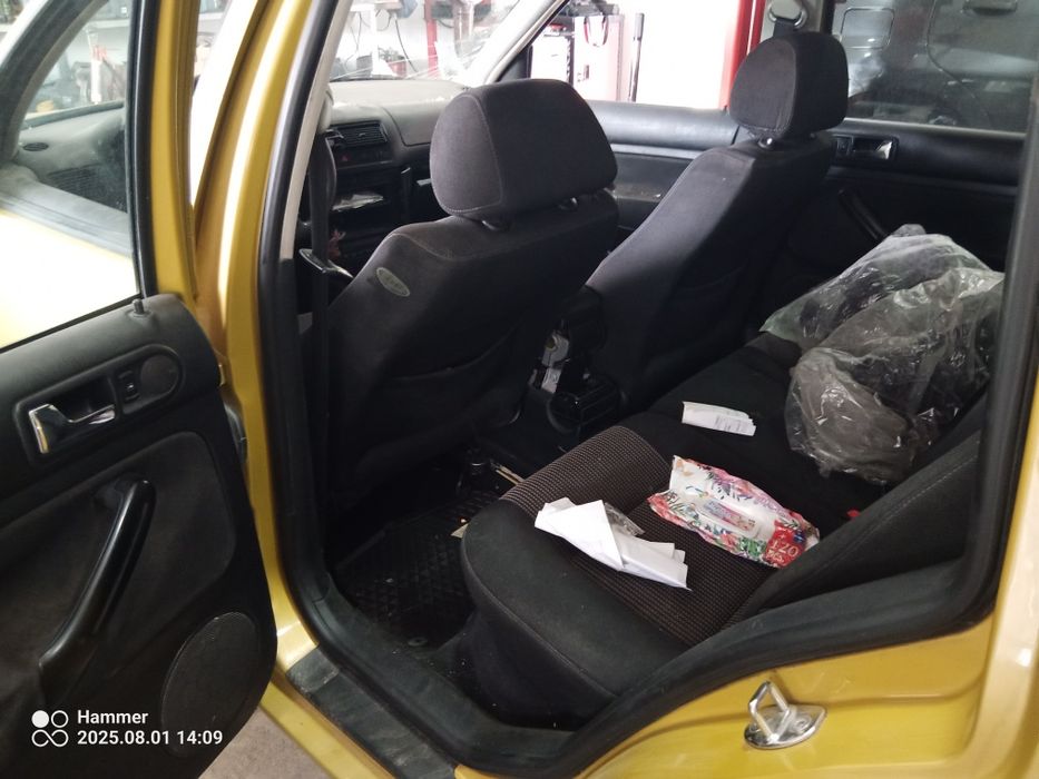 Продавам volkswagen golf 4 2000 кубика 115 коня бензин на части