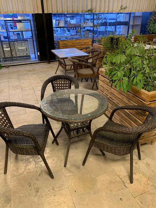 Продаётся стол стулья ротанг отличное состояние двинатцать штук