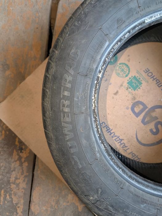 Шины  на  авто 2-х размеров