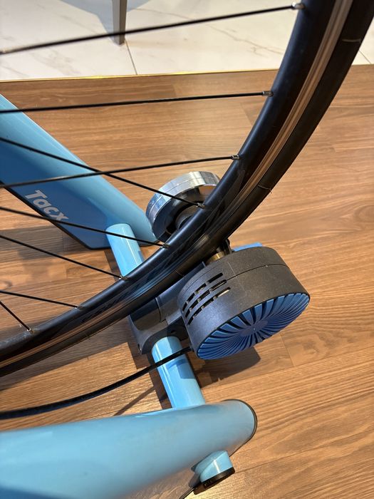 Велостанок Tacx.