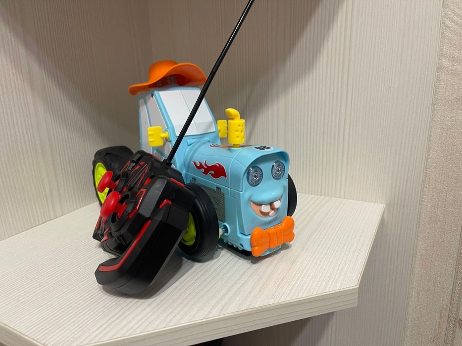 Танцующий трактор на пульте управления